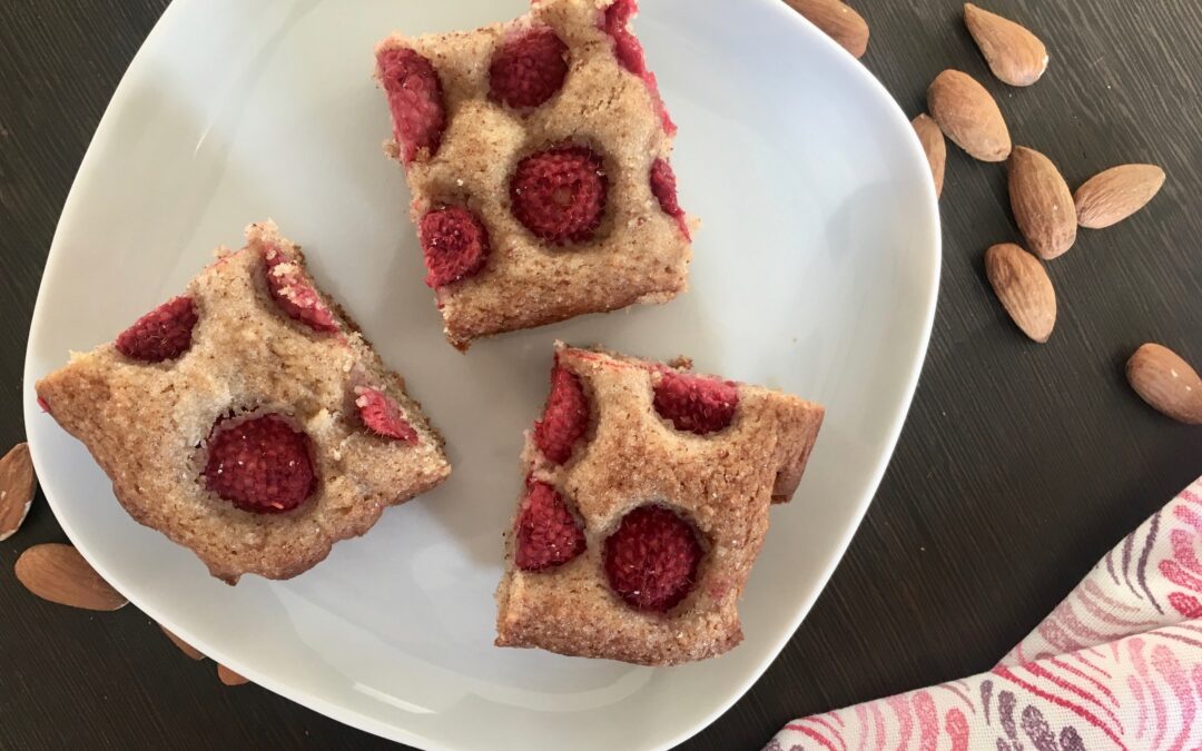 Torta soffice di mandorle con lamponi