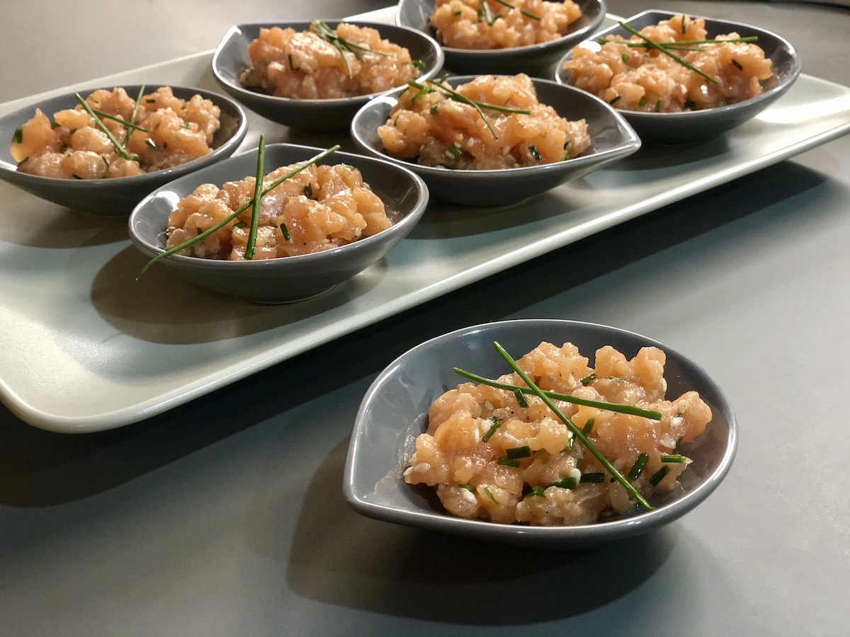 Tartare di salmone con erba cipollina e sesamo