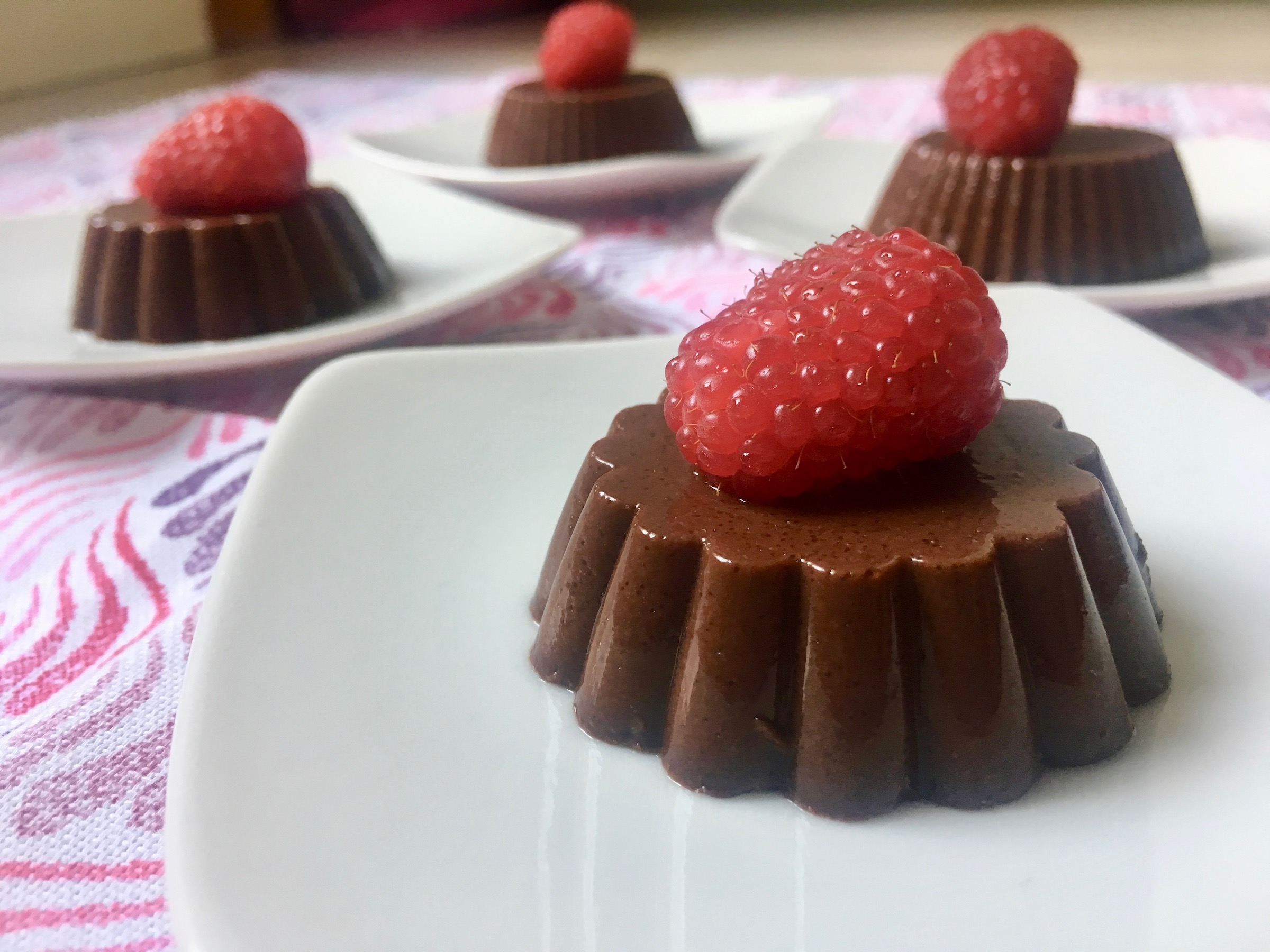 Mini-budini al cioccolato e lamponi. ricetta senza glutine, latte e zucchero.