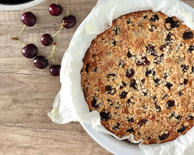 Torta di ciliegie con crumble di mandorle. Ricetta senza glutine, latte e zucchero.