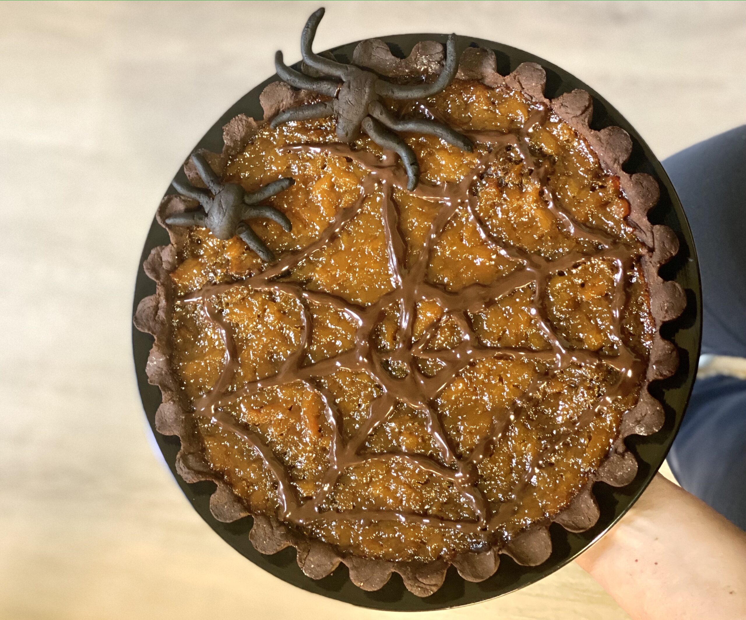 Crostata di cacao e pesche (Halloween). Ricetta senza glutine, latte e zucchero