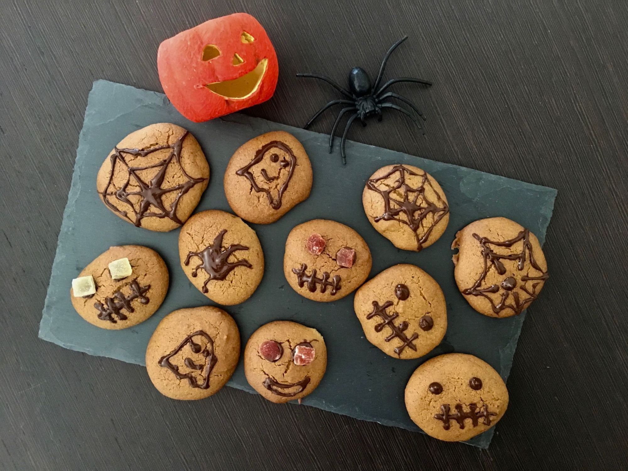 Biscotti di mandorle. Morbidi e veloci, non solo per Haloween. Ricetta senza glutine, latte e zucchero