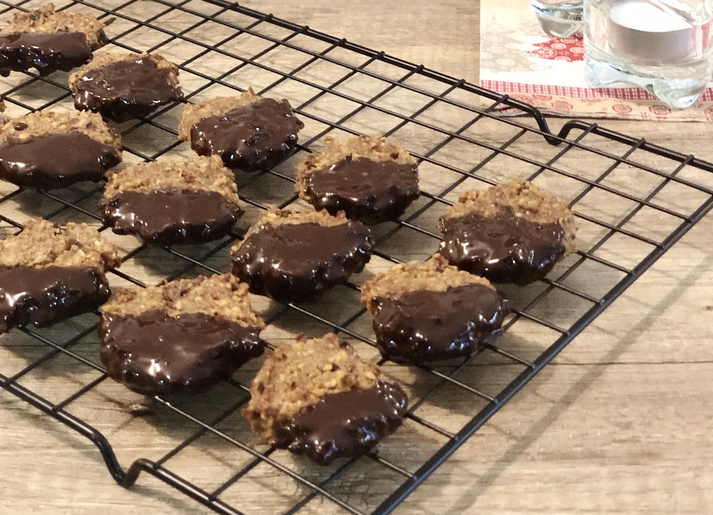 Biscotti speziati di noci con datteri. Ricetta. senza glutine, latte e zucchero