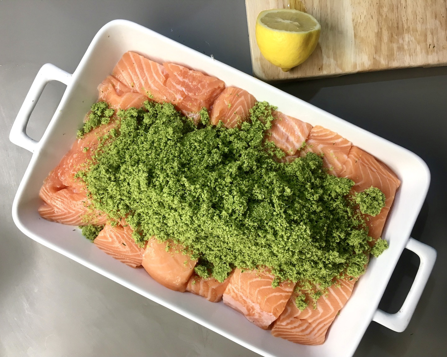 Salmone in crosta di Erbe. Ricetta senza glutine che e perfetta per il Natale