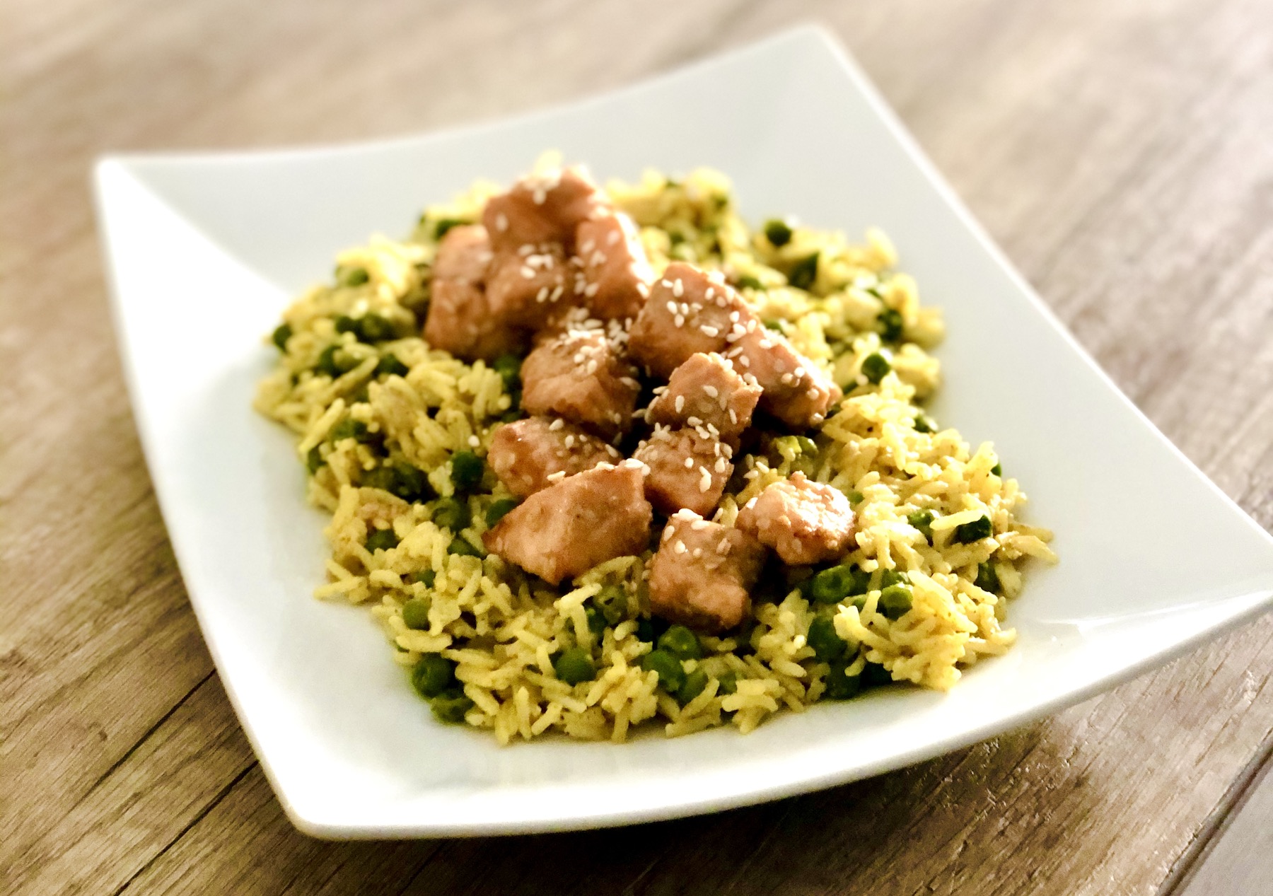 Salmone al miele con riso al curry e piselli. Ricetta senza glutine e lattosio