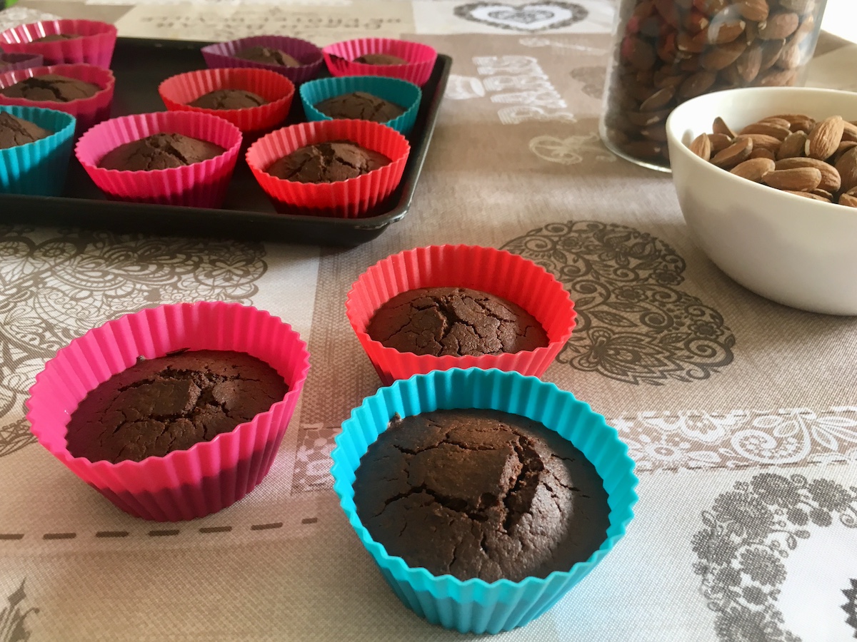 Muffin al cacao e mandorle Muffin al cacao e mandorle - ricetta senza glutine, latte e zucchero