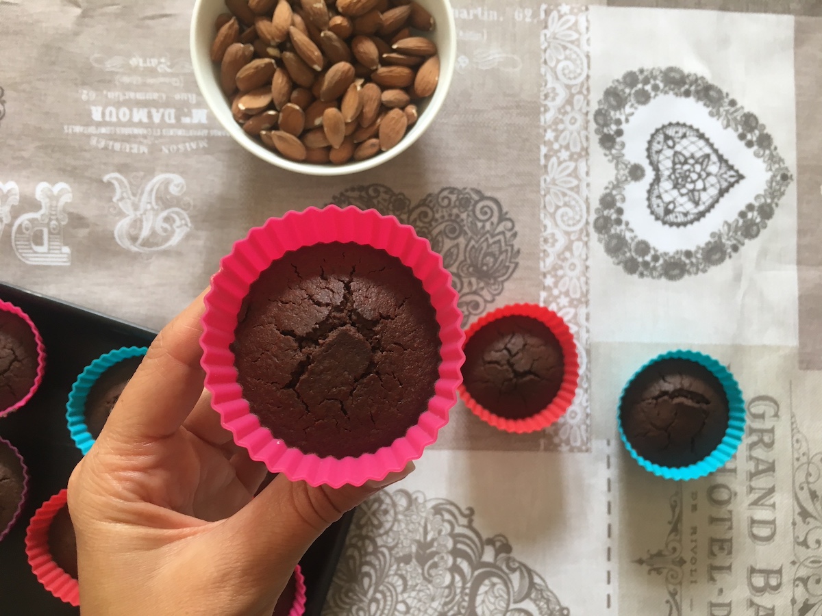 Muffin al cacao e mandorle Muffin al cacao e mandorle - ricetta senza glutine, latte e zucchero