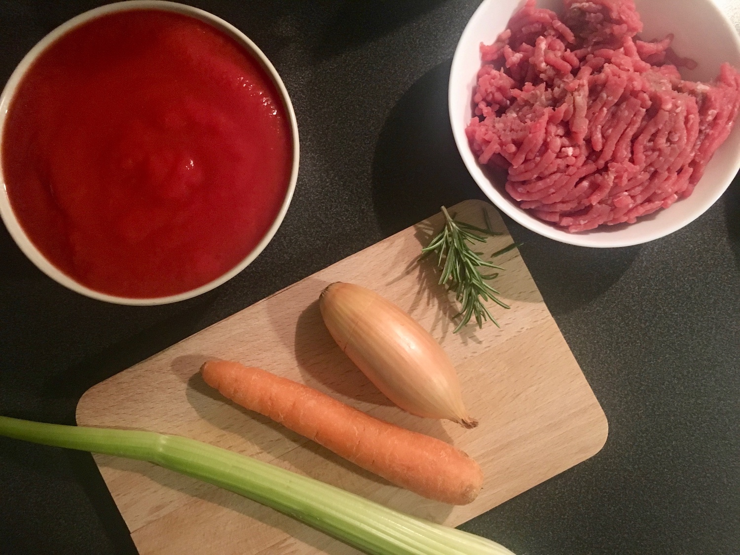 ragù alla bolognese fatto in casa. Una ricetta più leggera della versione classica, ideale anche con la cottura lenta.