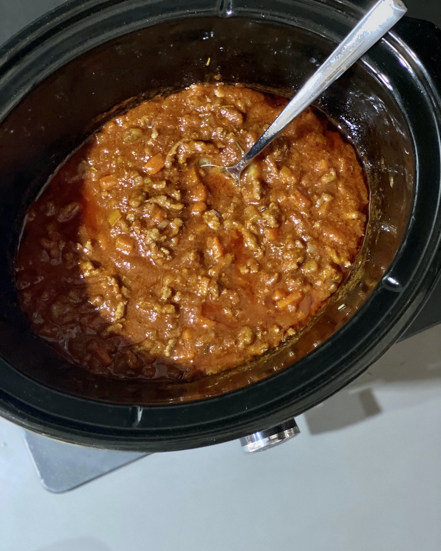ragù alla bolognese fatto in casa. Una ricetta più leggera della versione classica, ideale anche con la cottura lenta.