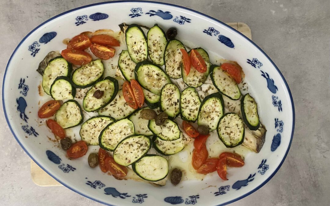 Branzino al forno con zucchine, pomodorini e olive