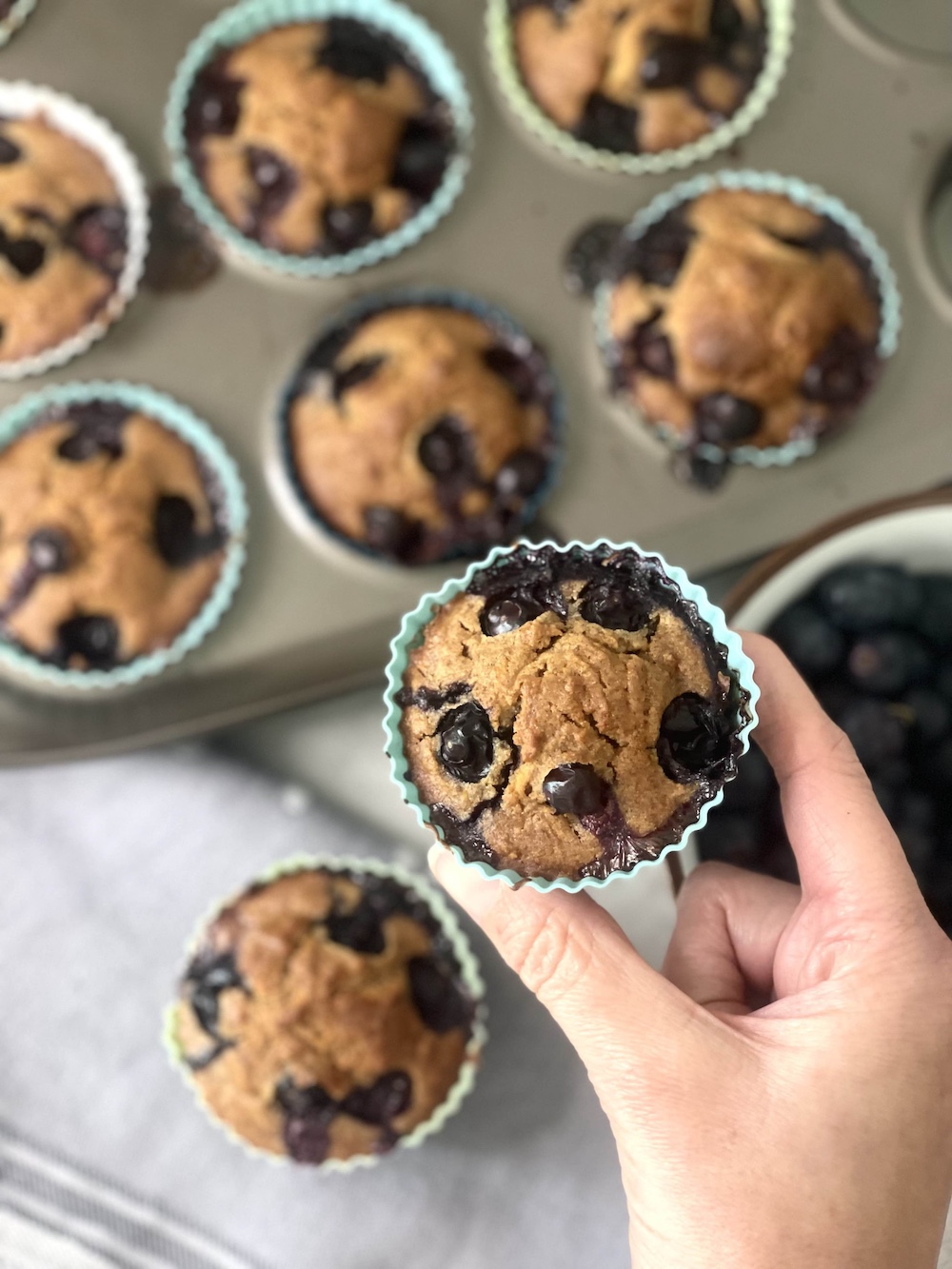 Muffin ai mirtilli senza glutine fatti con farina di grano saraceno e mandorle
