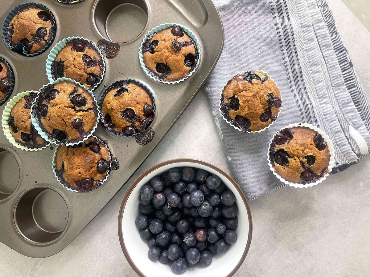 Muffin ai mirtilli senza glutine fatti con farina di grano saraceno e mandorle