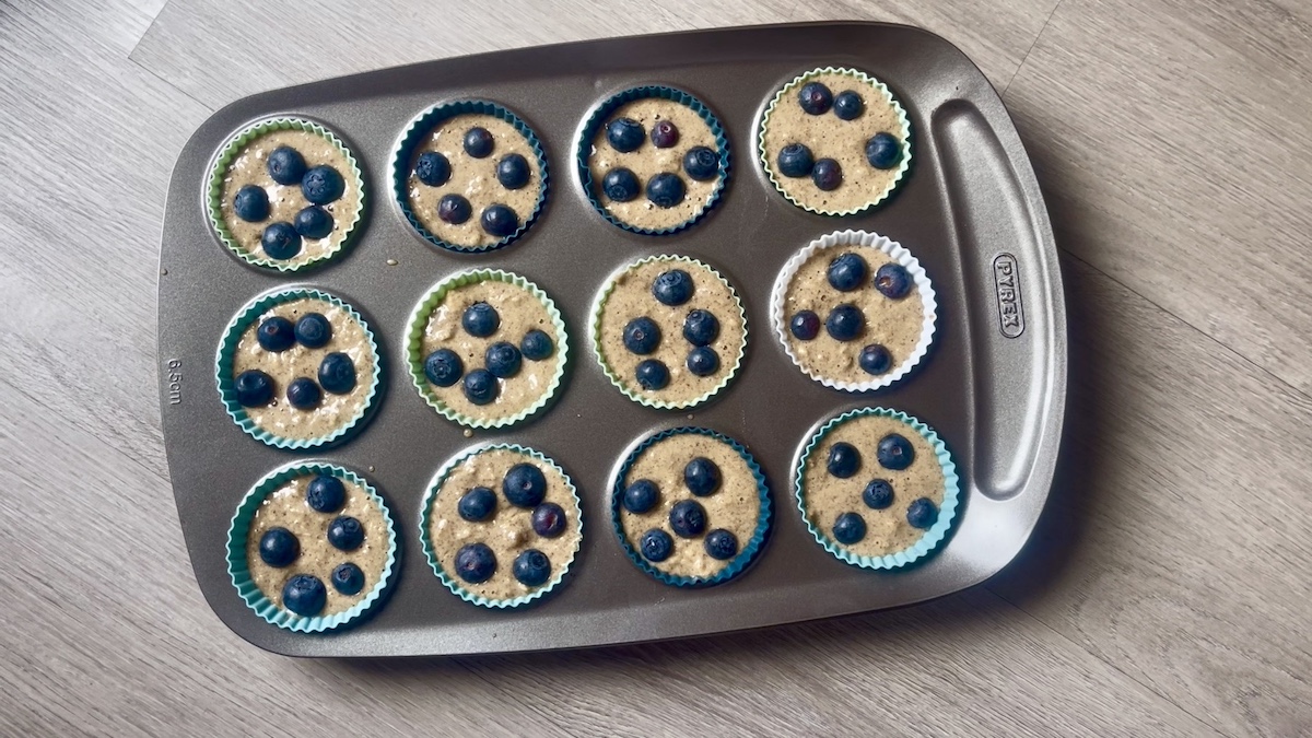 Muffin ai mirtilli senza glutine fatti con farina di grano saraceno e mandorle