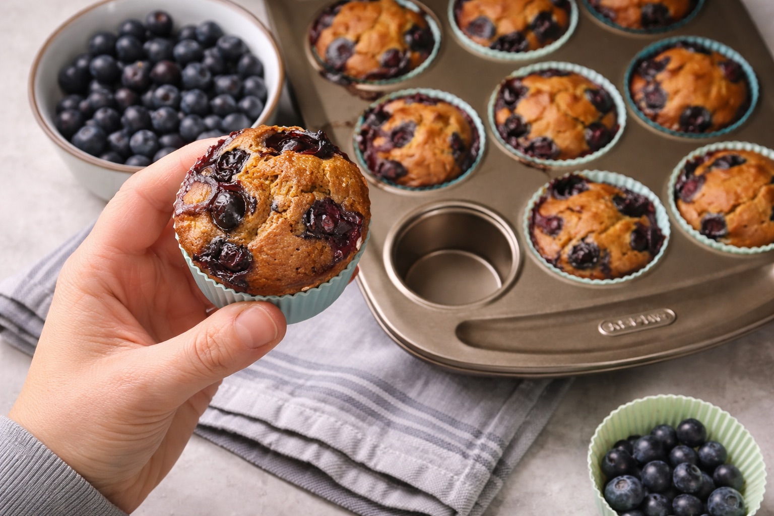 Muffin ai mirtilli senza glutine fatti con farina di grano saraceno e mandorle