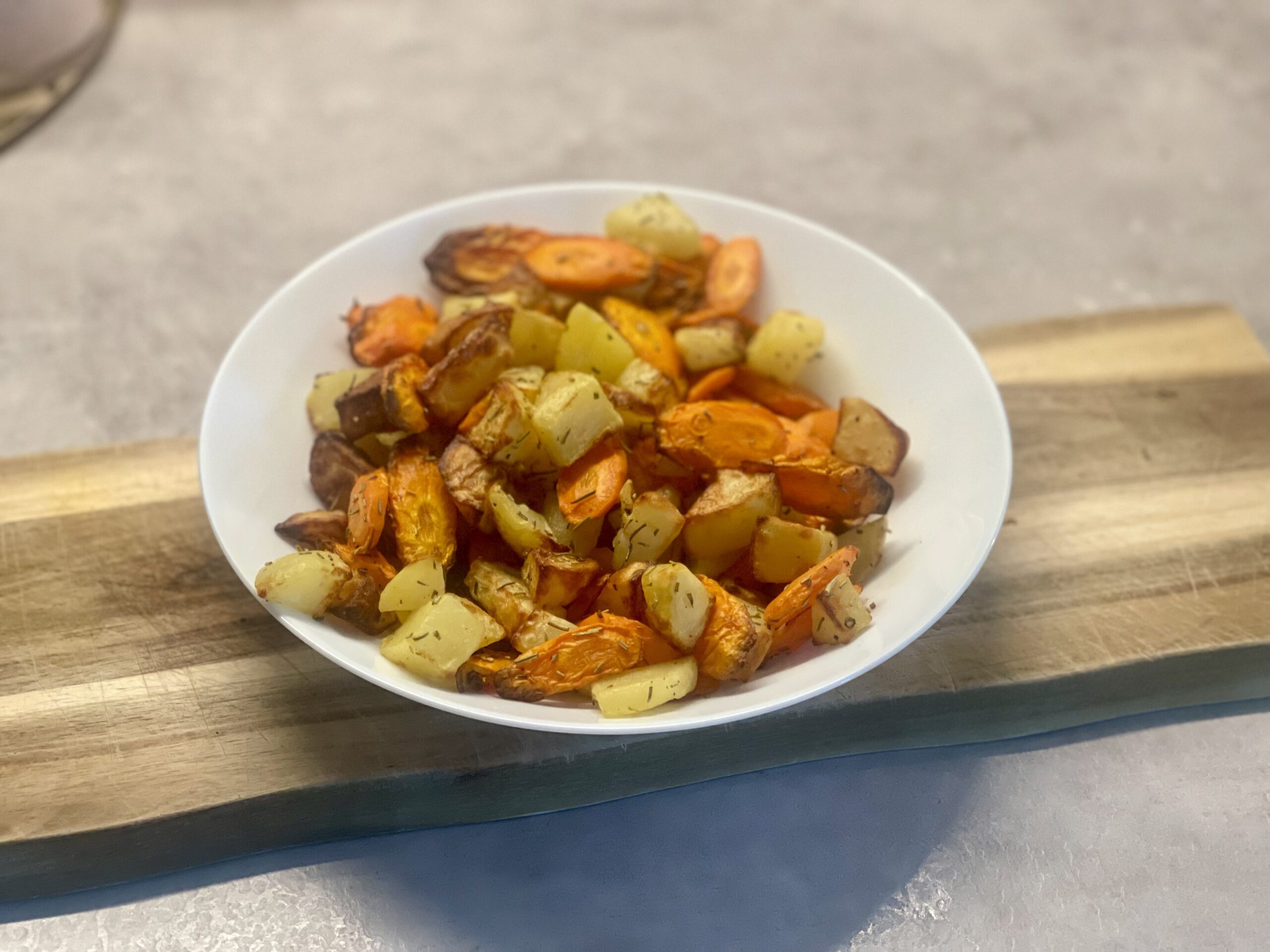 Patate e carote al rosmarino nella friggitrice ad aria