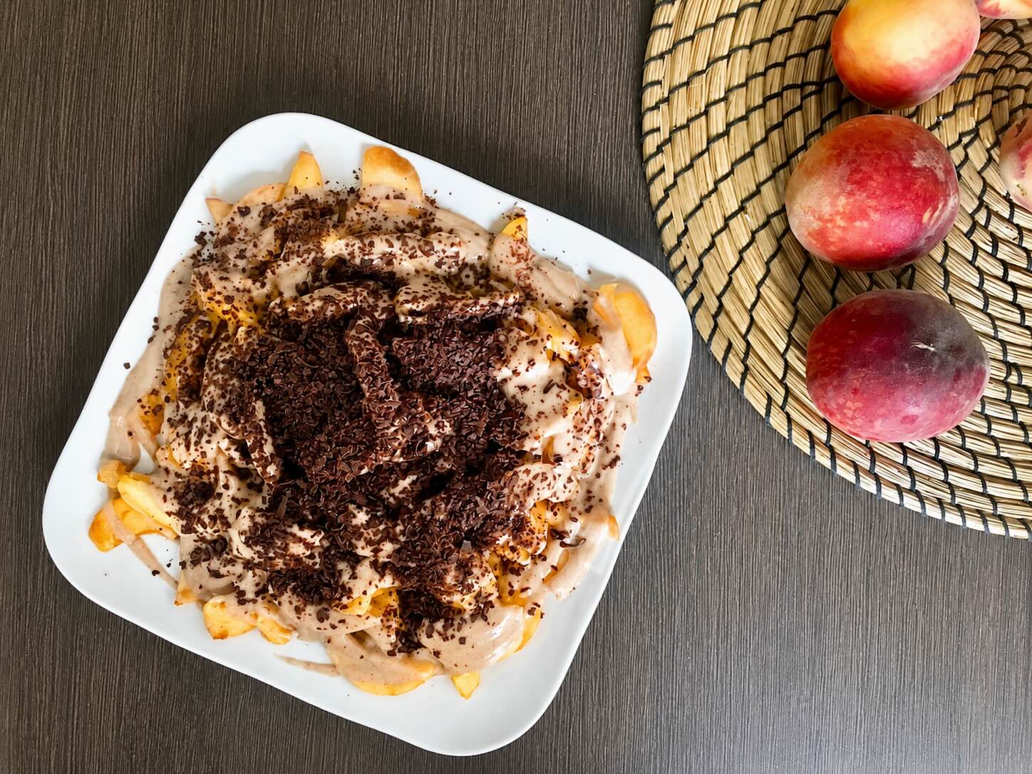 Pesche con glassa di arachidi e cioccolato fondente – dolce estivo senza glutine