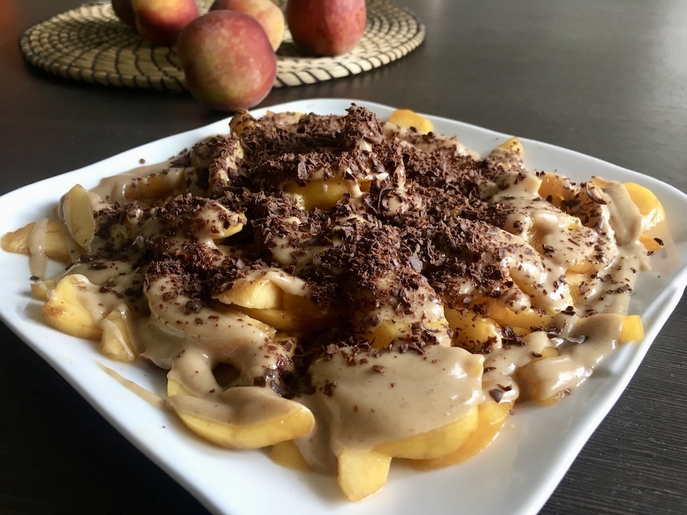Pesche fresche con glassa al burro di arachidi e cioccolato fondente
