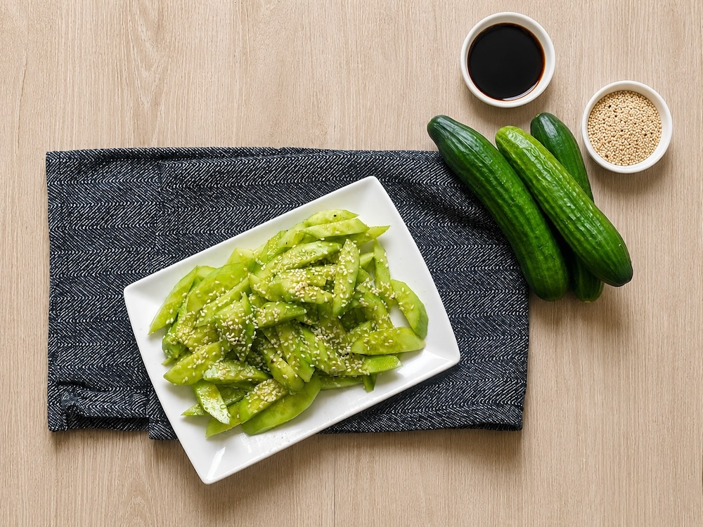 Insalata di cetrioli asiatica: fresca e pronta in 5 minuti